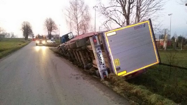 Kierujący volvo wraz z naczepą, jechał od strony Baszni Górnej w kierunku Huty Kryształowej w pow. lubaczowskim.W pewnym momencie kierujący zauważył, że jadący za nim bus chce go wyprzedzić. Chcąc ułatwić mu przejazd, mieszkaniec Chełma zjechał na prawe pobocze. Jednak mokry grunt nie utrzymał ciężaru samochodu i pojazd wpadając do rowu przewrócił się na prawy bok. Kierujący nie doznał obrażeń. Badanie wykazało, że w chwili zdarzenia był trzeźwy.Zobacz też: Wypadek w Widełce