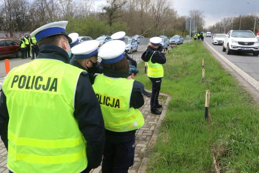 Na stanowisku dzielnicowego i kontrolera ruchu drogowego (4....