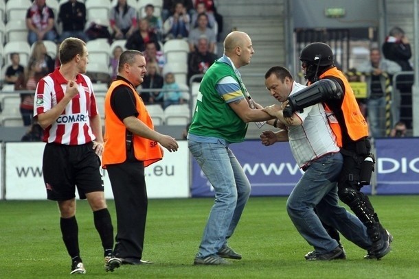 Kibic Cracovii wtargnął na boisko