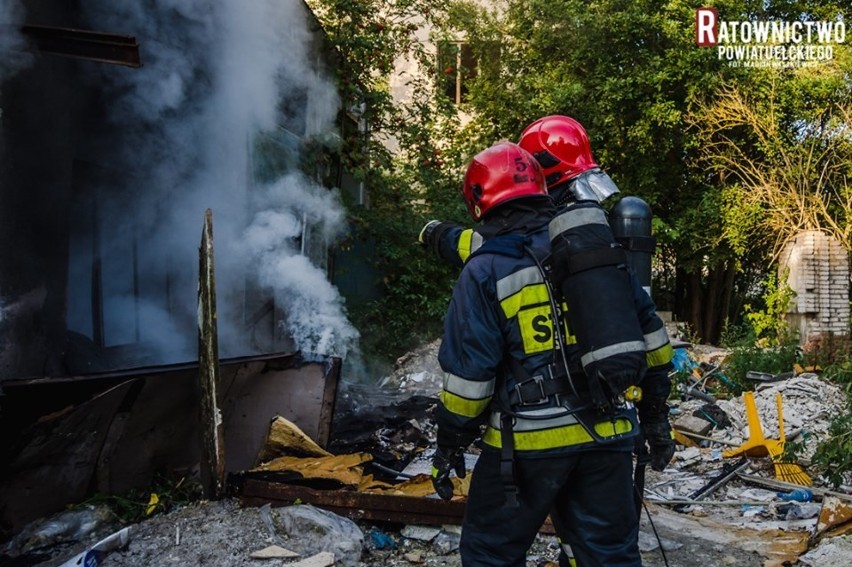 Ełk: Pożar opuszczonej hali przy ulicy Tadeusza Bora-Komorowskiego. W środku płonęły śmieci [ZDJĘCIA]