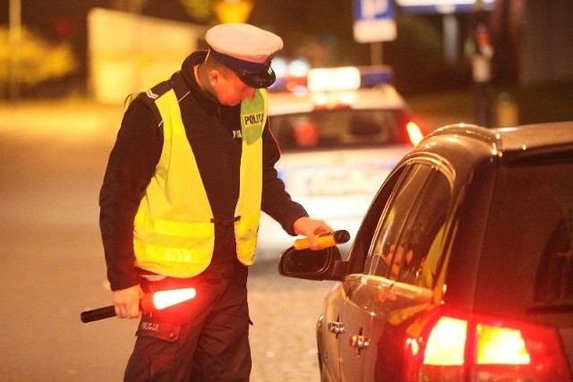 Podczas wczorajszej akcji policjanci z łódzkiej „drogówki” przebadali na obecność alkoholu w wydychanym powietrzu. przy użyciu urządzenia alkoblow około 700 kierowców. Wszyscy byli trzeźwi.