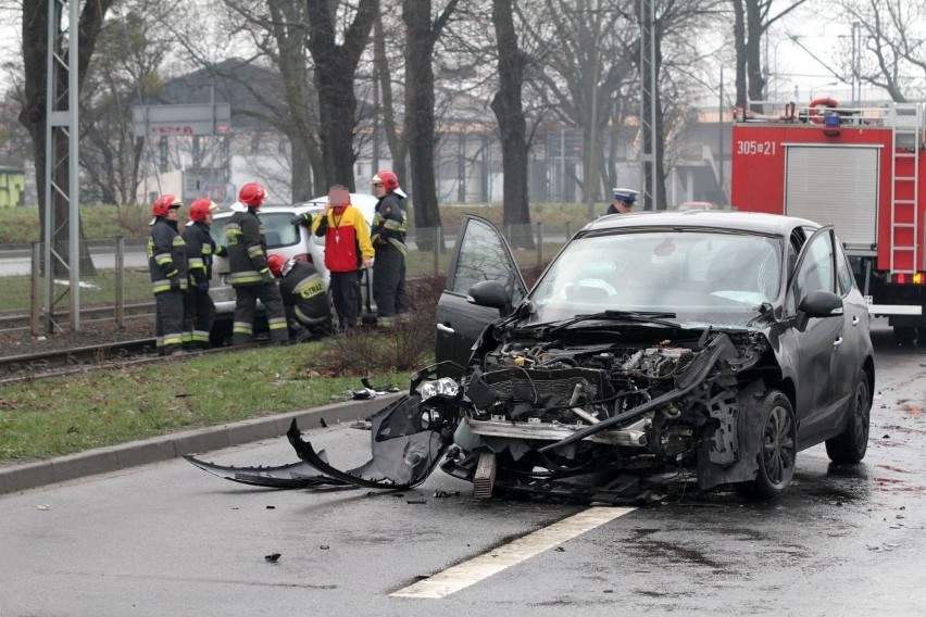 Wypadek na Osobowickiej. Kobieta w ciąży w szpitalu