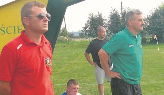Trener Adam Mażysz (z prawej) z Klimontowianki stracił sporo nerwów w meczu ze Stalą, ale po spotkaniu cieszył się z wygranej 2:1.