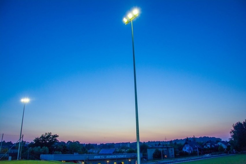 Będzin: nowe oświetlenie stadionu w Grodźcu ZDJĘCIA  
