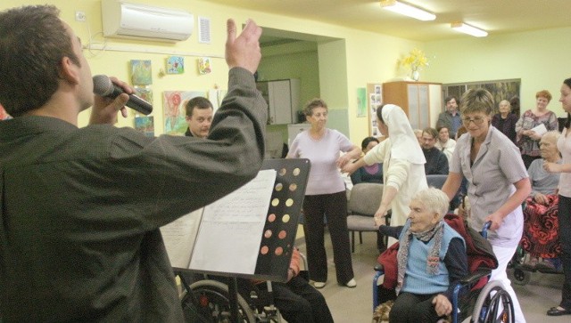 Pacjenci hospicjum byli oczarowani występem zespoły Bad Boys. Koncertem w gorzowskim hospicjum zespół rozpoczął cały cykl występów.