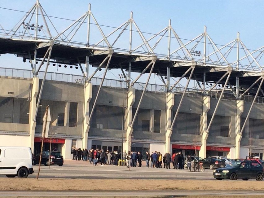 Przed stadionem Widzewa długa kolejka. Kibice łódzkiego...