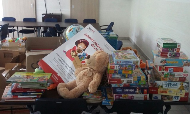 Zabawki i przybory szkolne zebrane podczas akcji "Zabawki zbierają się do pomocy&#8221;.