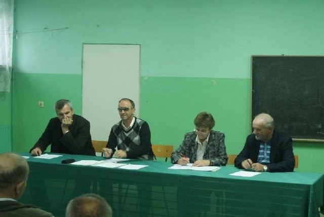 Na zdjęciu od lewej: były prezes, Jarosław Piątek, nowo wybrany wiceprezes, Krzysztof Kacprzycki, były skarbnik Alina Rzepińska oraz nowy prezes Wojciech Traczewski.