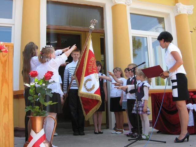 Uczniowie złożyli ślubowanie na sztandar