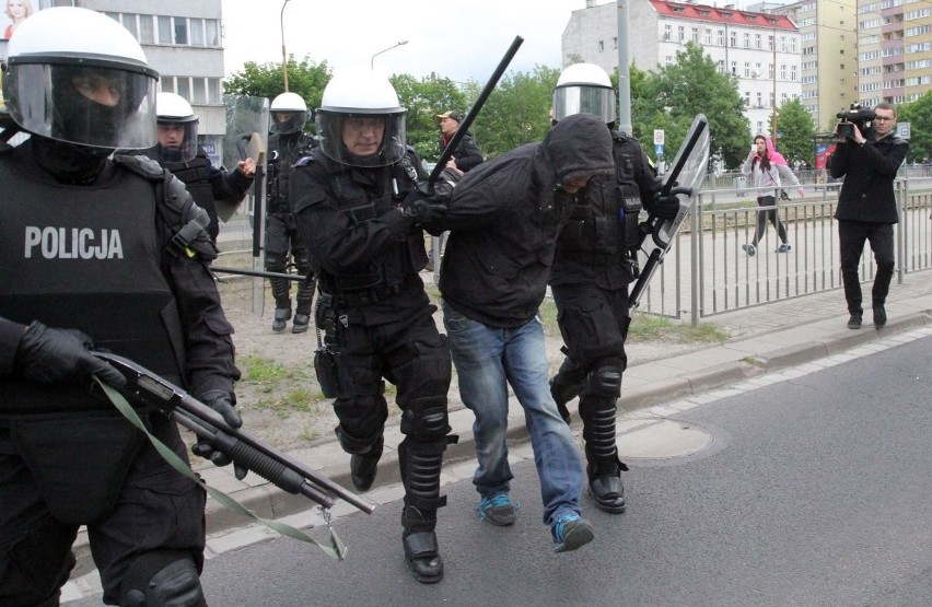 Zamieszki na Legnickiej po śmierci w komisariacie. Rzucali kamieniami w policję