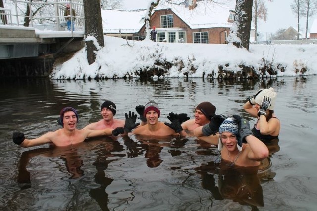 Zimowe kąpiele w Kadłubie odbywają się co niedzielę o 14.00. To sposób na spędzanie wolnego czasu i hartowanie ciała.
