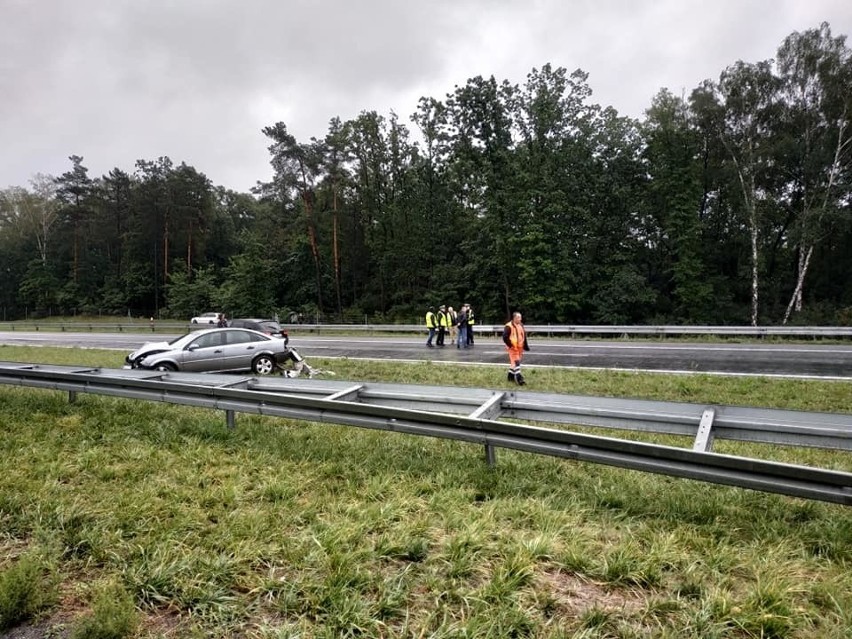 Karambol na A4. Droga zablokowana w obu kierunkach, zderzyło...