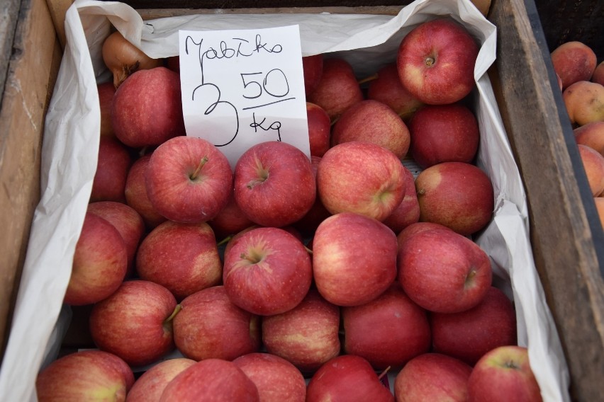 Jakie są ceny warzyw i owoców na targowisku w Kościerzynie?