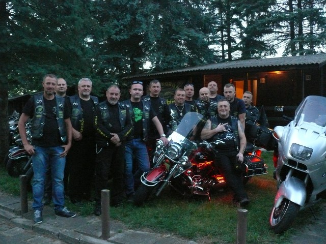 Silną reprezentację wystawili motocykliści z klubu "Trzy Korony" z Iłży. Klub skupia 30 motocyklistów, w piątek w Jedlińsku stawiło się 14 z nich.