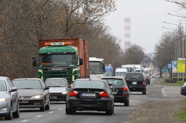 Zjeżdżające z obwodnicy auta całkowicie zakorkowały ulice, którymi wytyczono objazd.