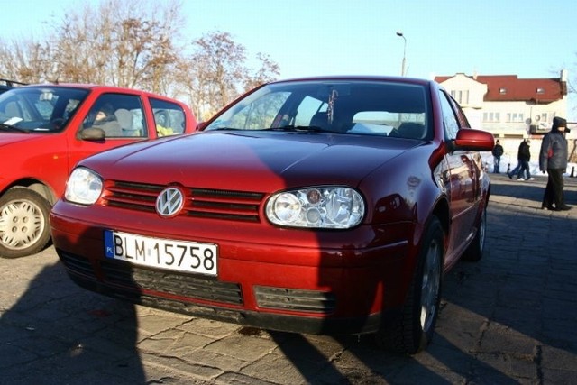 VW Golf IV, 1998 r., 1,6, wspomaganie kierownicy, centralny zamek, elektryczne szyby i lusterka, 4x airbag, komputer pokładowy, autoalarm, 8 tys. 900 zł;