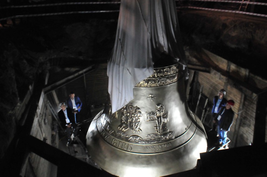 W Krakowie odsłonięto największy dzwon kołysany na świecie