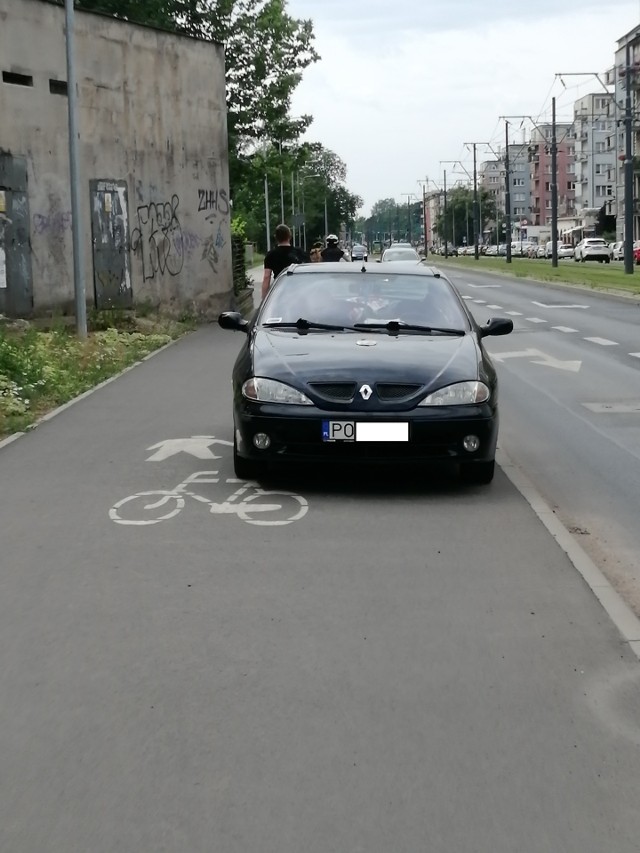 Droga dla pieszych i dla rowerów jest wyraźnie oznakowana, blokada na kole także jest widoczna - kierowca jednak chyba nie widział ani znaku, ani blokady...