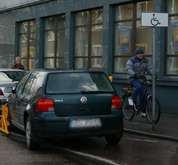 Zdjęcie zrobiliśmy przy skrzyżowaniu ulic Piłsudskiego i Piastowskiej, przy banku. &#8211; Jedna blokada, druga, mandat i w końcu kierowcy się nauczą &#8211; mówią strażnicy miejscy.