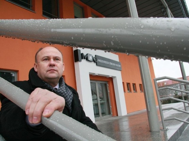 - Metalowe barierki przed budynkiem zaczęły już rdzewieć, dlatego zostały oczyszczone i pomalowane - mówi Andrzej Sobczak, dyrektor ośrodka kultury.