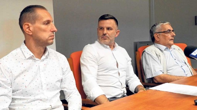Prezes Roman Granosik (w środku) na konferencji pojawił się wraz z pozostałymi członkami zarządu Piłka Ręczna Koszalin S.A., Leopoldem Ostrowskim i Krzysztofem Jabłońskim (z lewej) 