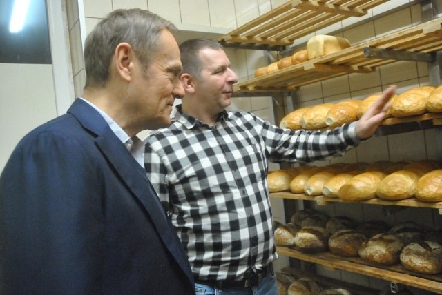 Donald Tusk odwiedził piekarnię Marka Sworackiego w Kościanie oraz przetwórnię owocowo-warzywną w Starym Bojanowie.