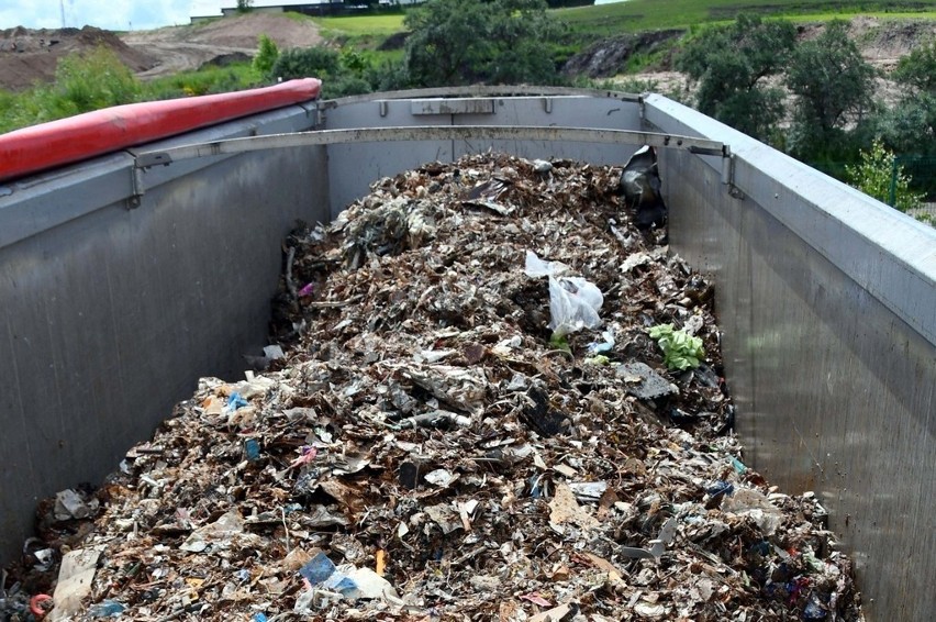 Budzisko. Podlaska KAS zatrzymała nielegalny transport 26 ton odpadów komunalnych [ZDJĘCIA]