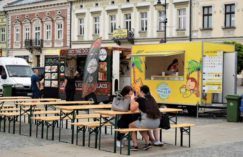 Nowy Sącz. Na rynku pojawiły się foodtrucki. Są już pierwsi klienci [ZDJĘCIA]