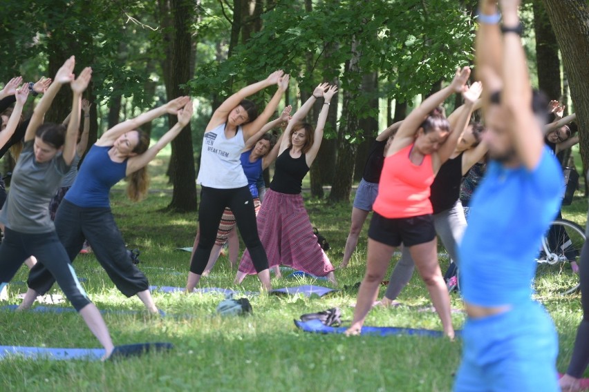 Joga w parku w Toruniu. Tak było w ostatnią niedzielę [Zdjęcia]