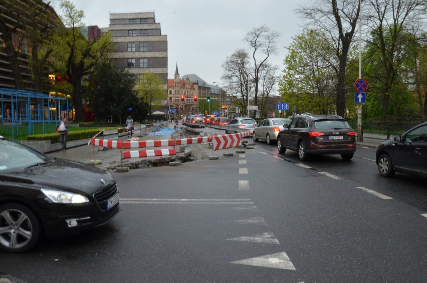 Wrocław: Podwale będzie teraz szersze. Pojawi się dodatkowy pas ruchu (ZDJĘCIA, MAPY)