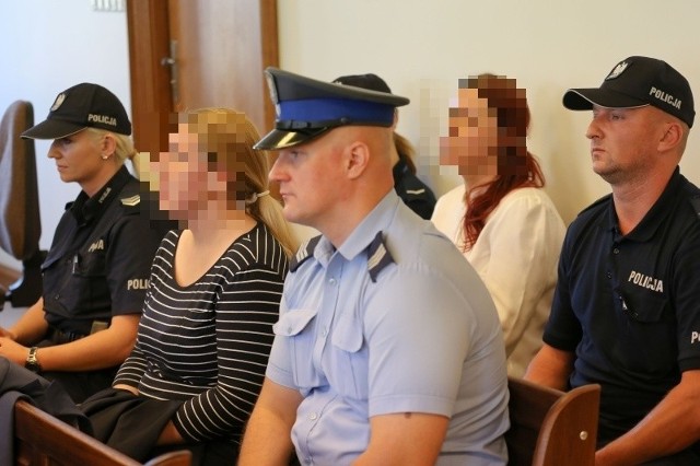 Sylwię M. (pierwsza z lewej) oraz jej siostrę Barbarę M. do Sądu Okręgowego w Białymstoku doprowadzono z aresztu