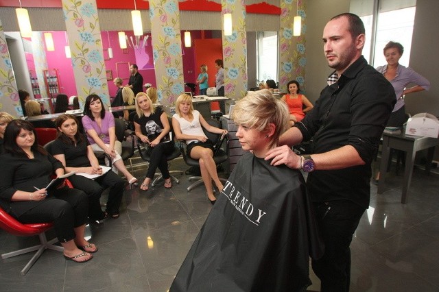 Swoje niesamowite umiejętności znany stylista Mateusz Grzywa zaprezentował na głowie Anity Kijanki. Długie blond włosy ustąpiły miejsca krótkiej, lekkiej i stylowej fryzurce.