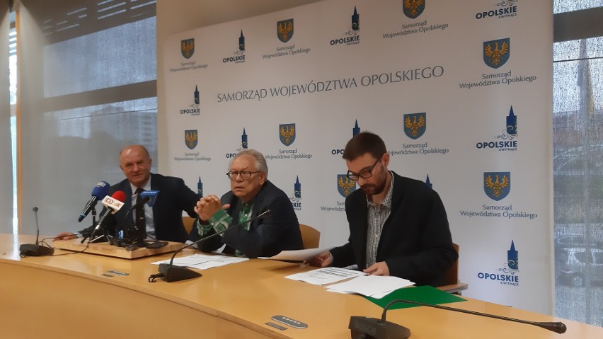 Marszałek Andrzej Buła (od lewej), prof. Jacek Szlachta i dr...