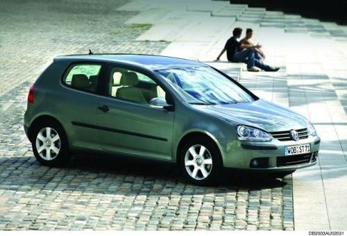 Fot. Volkswagen: Coraz nowsze generacje samochodów nie zużywają mniej paliwa od poprzednich. To co zaoszczędzimy przez nowoczesną konstrukcję silnika, jest marnowane przez zwiększenie masy pojazdu. VW Golf V jest o 300 kg cięższy od swojego poprzednika II