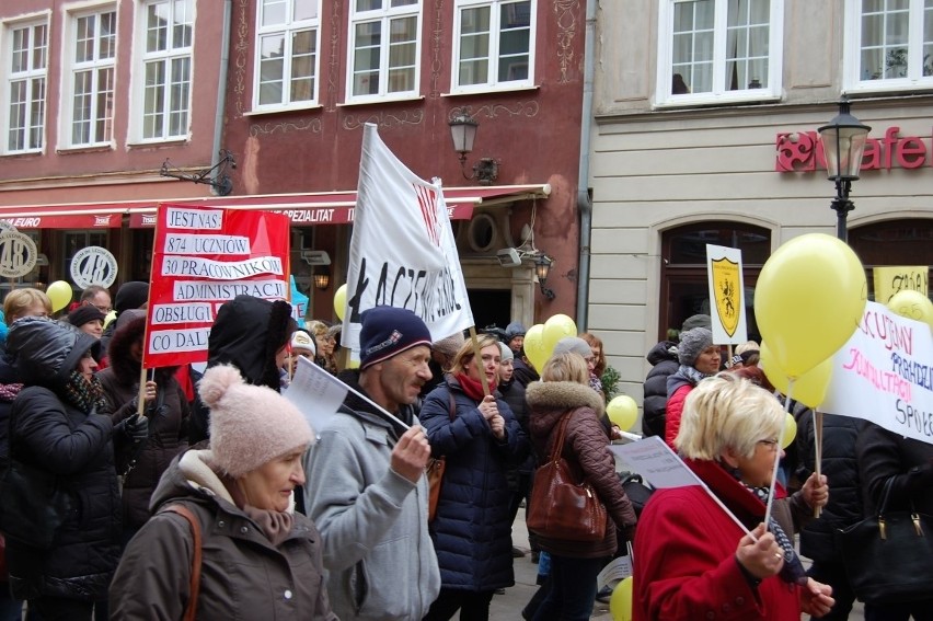 Rodzice sprzeciwiają się połączeniu podstawówki nr 85 z gimnazjum nr 48 [ZDJĘCIA]