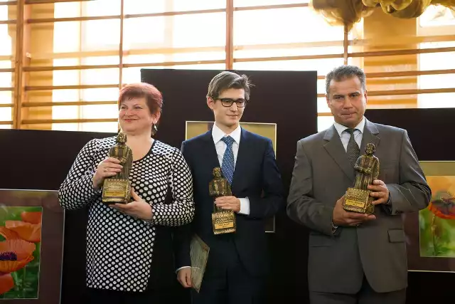 Marzena Popławska, Jakub Sawicki i Dariusz Rutkowski (od lewej) odebrali wczoraj statuetki Cypriana podczas obchodów 15-lecia nadania IV LO w Białymstoku imienia Cypriana Kamila Norwida