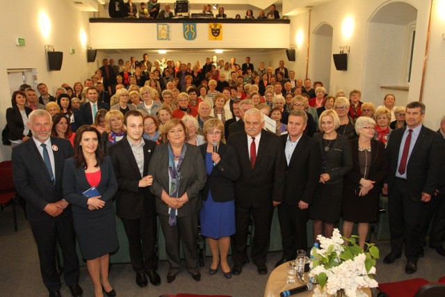 W Pińczowie na spotkanie z Anną Komorowską przyszła pełna sala mieszkańców. Na koniec wizyty zaśpiewali jej "Sto lat&#8221;.