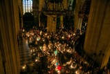 Poranne msze z lampionami w popularnych kościołach [ZDJĘCIA]