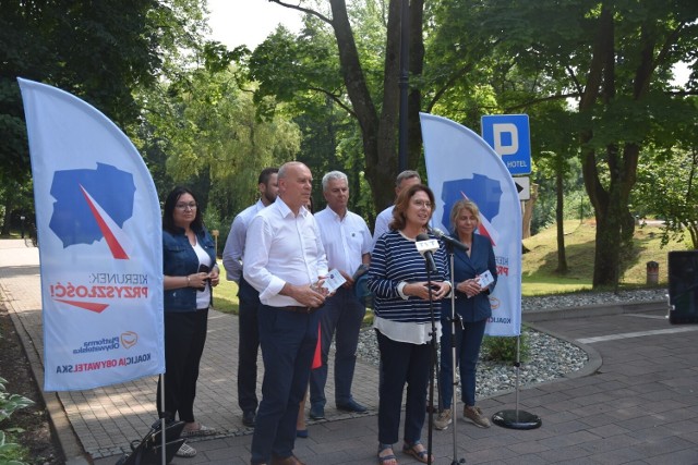 Konferencja polityków PO w Jastrzębiu odbyła się w ramach nowego programu partii "Kierunek: Przyszłość". Zobacz kolejne zdjęcia. Przesuwaj zdjęcia w prawo - naciśnij strzałkę lub przycisk NASTĘPNE