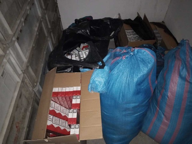 Krakowscy kryminalni zatrzymali dwóch mężczyzn, którzy w garażu na terenie Podgórza przechowywali ponad 30 tysięcy sztuk papierosów bez polskich znaków akcyzy oraz 42 kg nielegalnej krajanki tytoniowej.