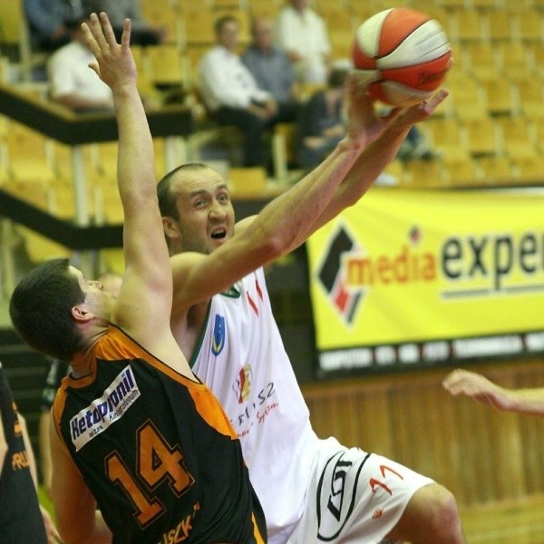 Srogi zawód sprawili koszykarze tarnobrzeskiej Siarki (z piłką Piotr Miś), którzy na inaugurację sezonu w pierwszej lidze, po słabej grze przegrali z Sudetami w Jeleniej Górze 58:76.