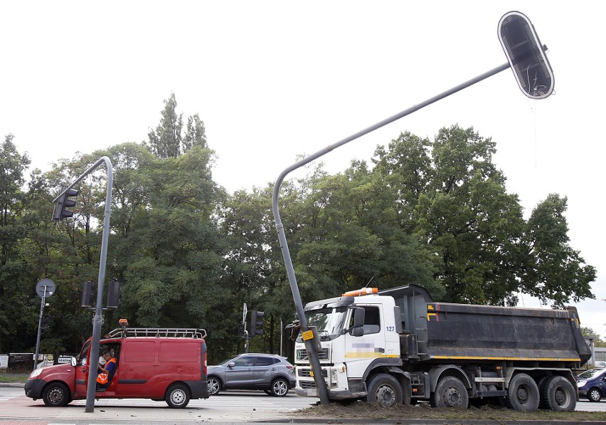 Wypadek na al. Jana Pawła II! Tworzy się gigantyczny korek. ZDJĘCIA