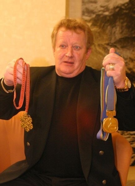 Wojciech Fortuna - ma 54 lata, mieszka teraz w Puszczy Augustowskiej. Skoczek narciarski, pierwszy i dotąd ostatni polski złoty medalista zimowych igrzysk olimpijskich. Po tytuł sięgnął 11 lutego 1972 roku na dużej skoczni w Sapporo. Z wykształcenia jest elektrykiem samochodowym, przez pewien czas pracował jako taksówkarz.