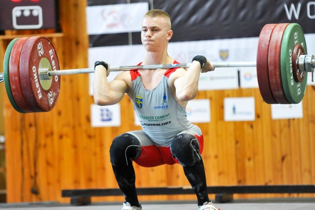 Dominik Kmita podczas podnoszenia sztangi.