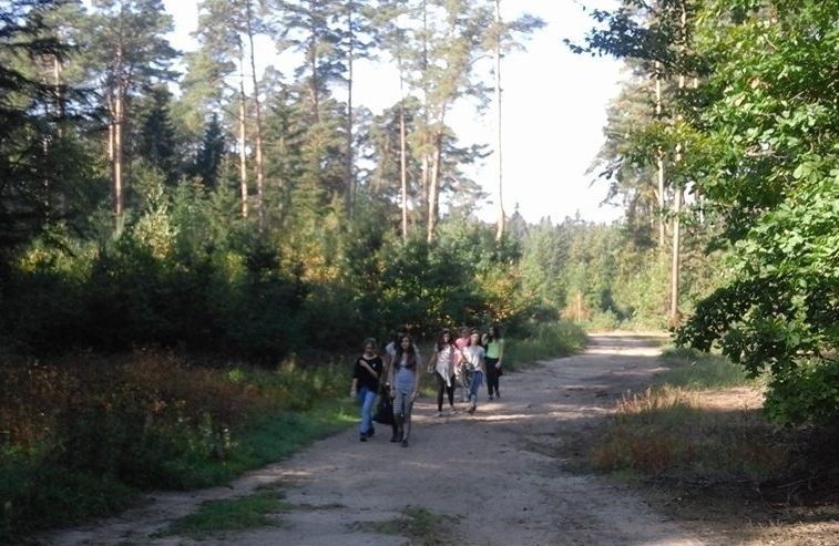Starachowice: Uczniowie z „szóstki” zaczęli „Sprzątanie świata” nad Lubianką