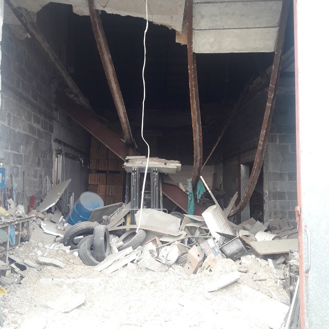 Część stropu zawaliła się w hali magazynowej przy ulicy Spacerowej w Chynowie.