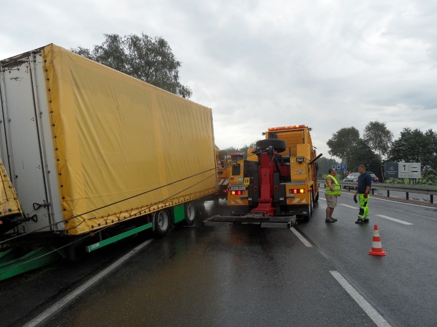 Wypadek w Piasku na DK 1: Ciężarówka z puszkami po piwie...