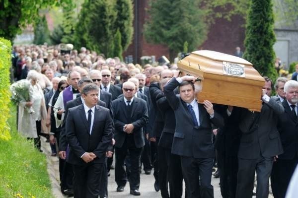 Kondukt żałobny przeszedł z sanktuarium na cmentarz miejski w Świebodzinie.