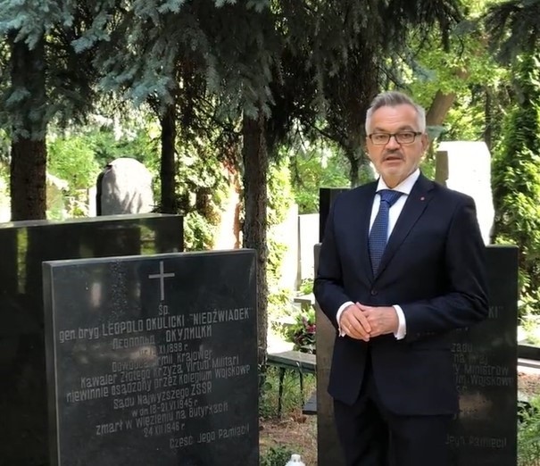 Szef polskiej misji dyplomatycznej złożył kwiaty i zapalił znicz na symbolicznej mogile generała Leopolda Okulickiego na Cmentarzu Dońskim w Moskwie.