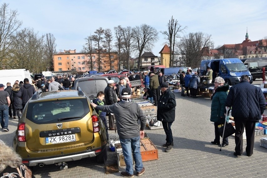 Tłumy w niedzielę na targu zwierzęcym w Sławnie. Spory wybór...